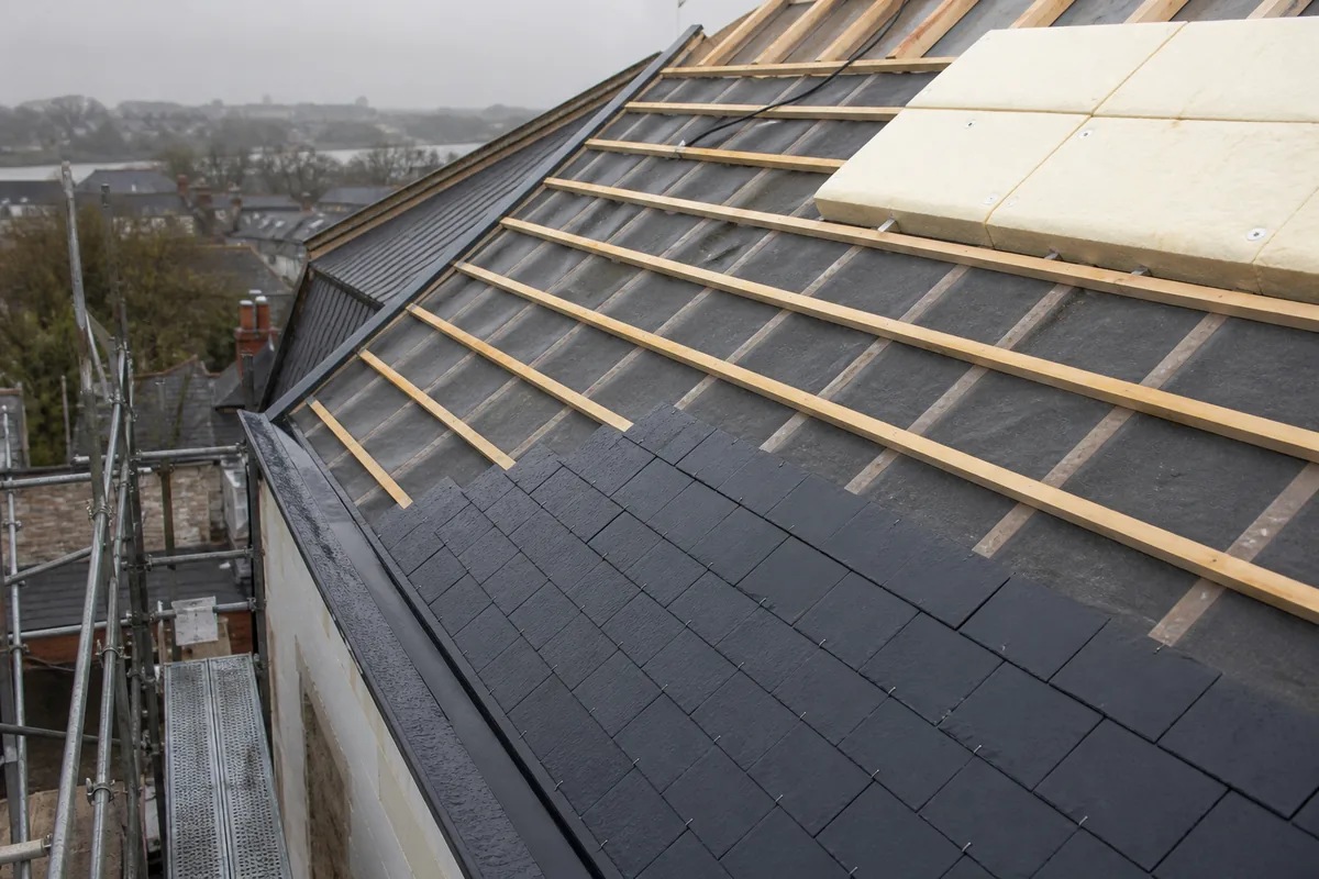 Isolation de toiture par l'extérieur à Nantes : le sarking