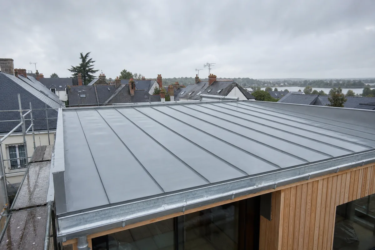 Isolation d'une toiture en zinc par l'extérieur à Nantes
